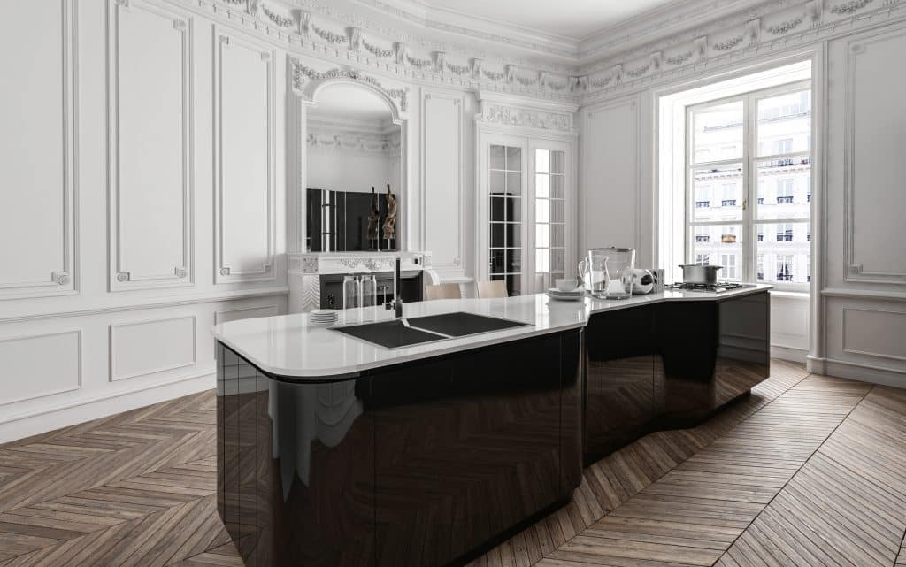 Küche mit Hochtresen und Barhockern InteriorDesign Hamburg StudioStern Luxus Küche Schwarz Weisse Küche auf Fischgrät Parkett modern Hochglanz in Altbau