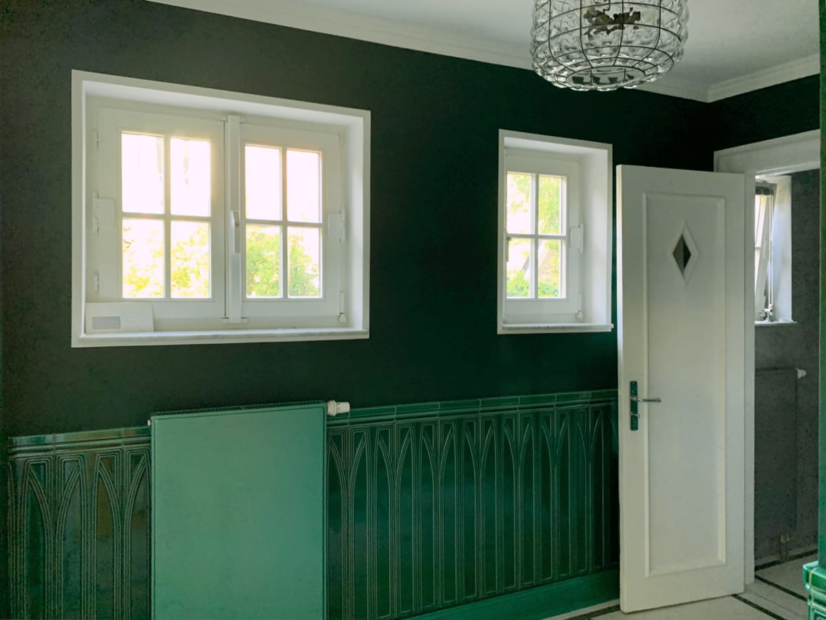Ton in Ton Ton. Wand Keramik Wandpaneele und Plattenheizkörper. Deckenlampe handgeblasenes Muranoglas.
