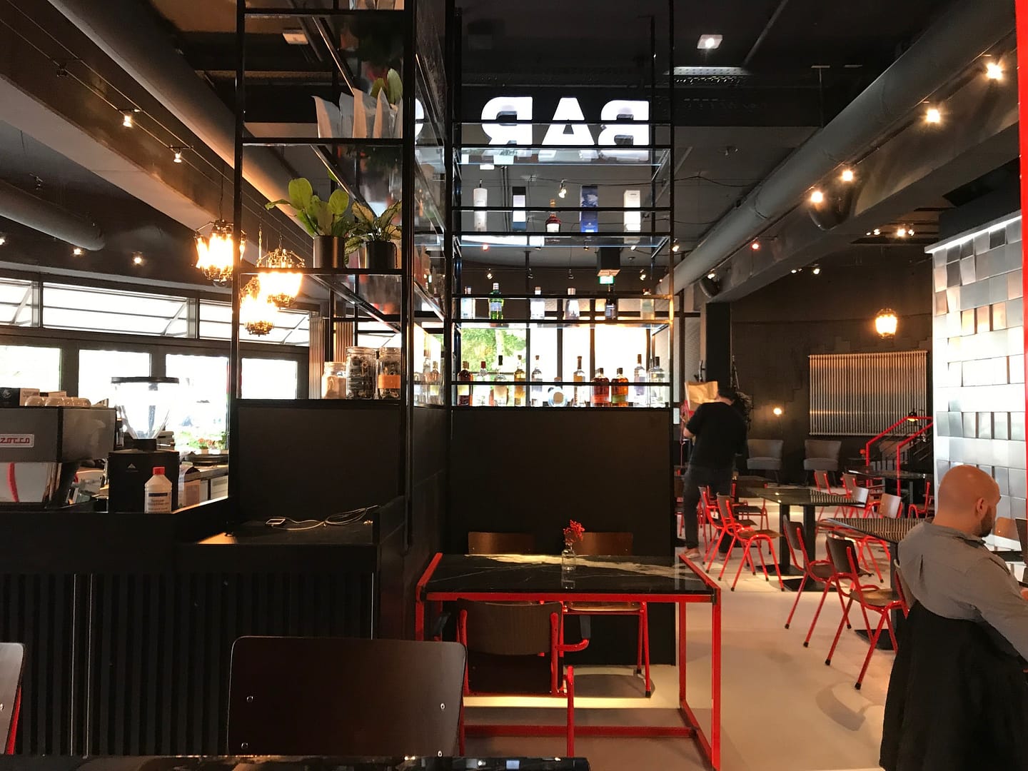 BEAR CLAW Hamburg. Burger. Cafe. Bar. Eine Ansicht. Etwas beleuchtet.