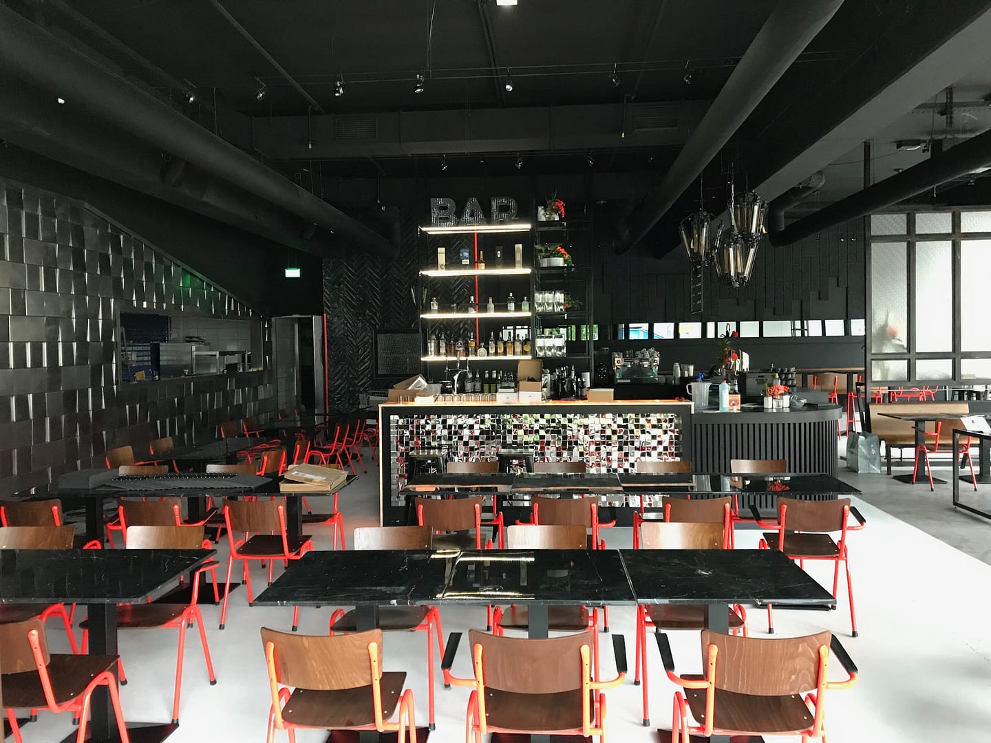 BEAR CLAW Hamburg. Burger. Cafe. Bar. Eine Ansicht. Unbeleuchtet und im Gegenlicht.