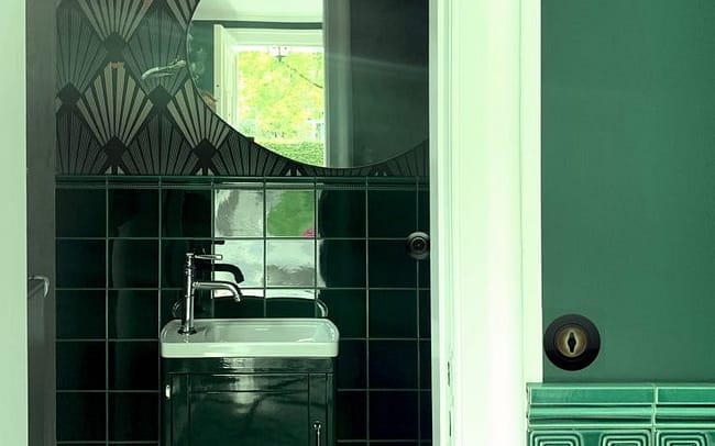 Detail und Blick in das Gäste WC. Hamburger Kaffeemühle.
