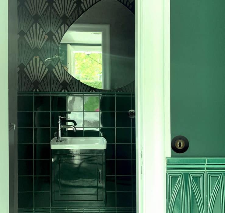 Detail und Blick in das Gäste WC. Hamburger Kaffeemühle.