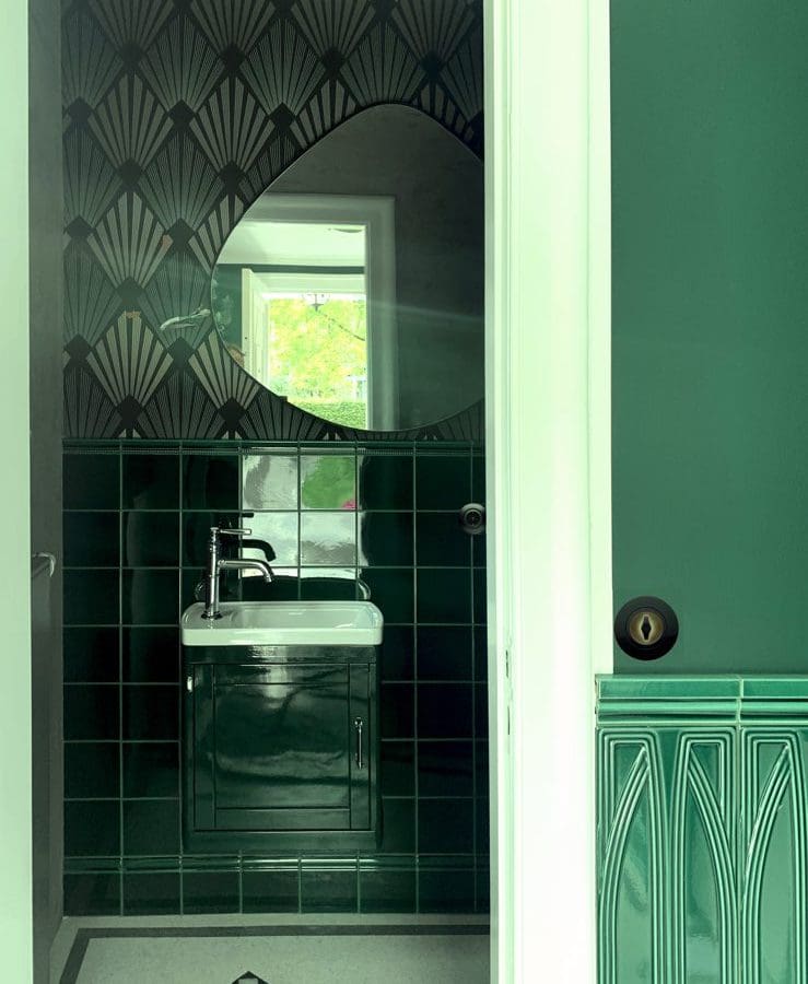 Detail und Blick in das Gäste WC. Hamburger Kaffeemühle.