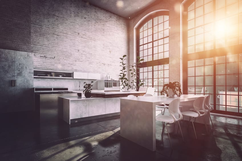 Renoviertes Industrie Loft mit kleiner offener Küche und großen alten Industriefenster